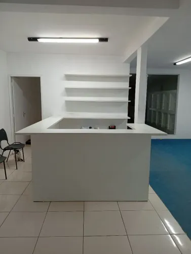 Balcão recepção, com gaveteiro e pratileiras