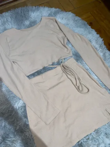 Conjunto cropped e saia