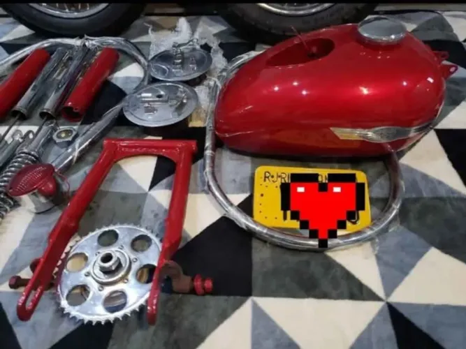 Moto Jawa 250cc  completa, mas foi desmontada para restauração 