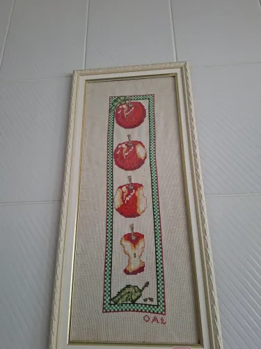 Quadro bordado em ponto cruz com vidro