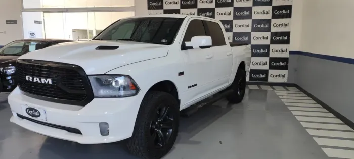 Ram Classic Laramie Night Edition 5.7 V8 16V Gasolina 4X4 Aut. 2022