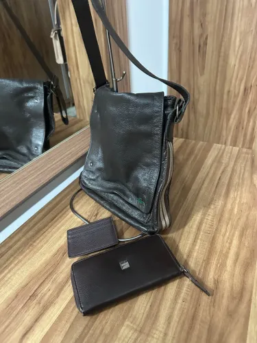 Bolsa de ombro e carteira em couro marrom