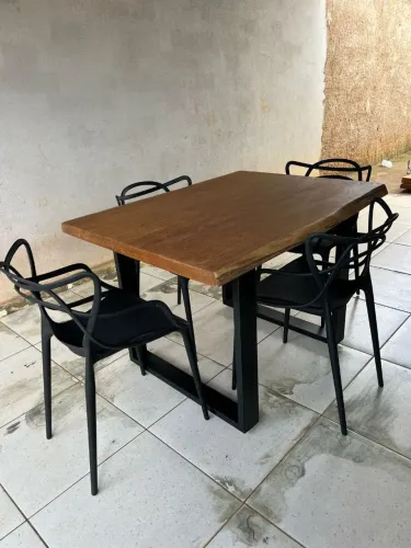 MESA DE ANGELIM COM 4 CADEIRAS E 6 CADEIRAS PÉS DE FERRO (METALOM)