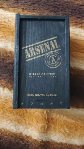 Caixa de madeira do perfume Arsenal 