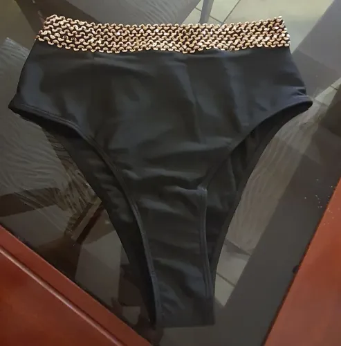 Calcinha de biquini com detalhes dourados