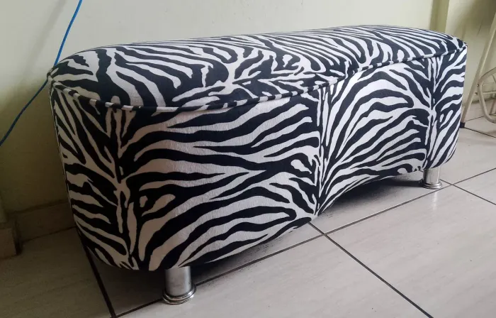 Puff em formato S - Estampa zebra, com pés cromados