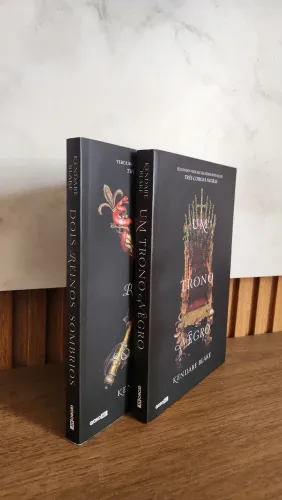 Um Trono Negro e Dois Reinos Sombrios. Volumes 2 e 3 de Três Coroas Negras. Ótimo estado.