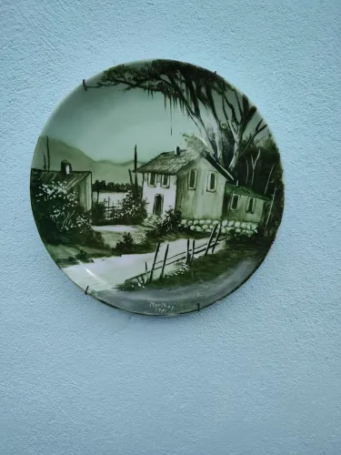 Prato de parede em louça 