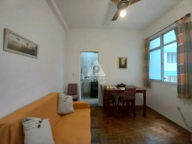 Apartamento de sala/quarto na Glória.