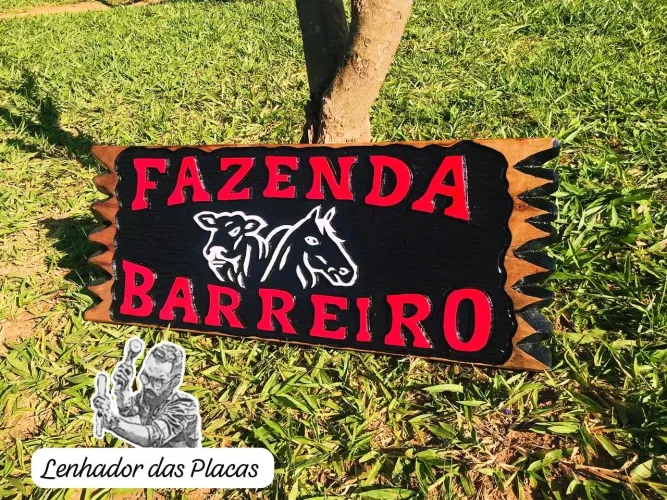 Placa entalhada em Madeira 