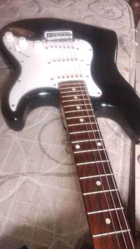 Vendo guitarra stratocaster em ótimo estado 71. 9  * ZAP chama lá 