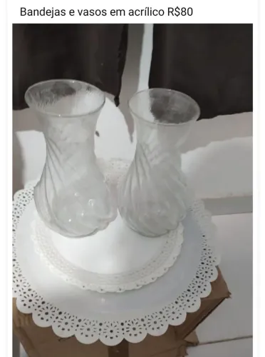 Vasos decorativos em acrílico e bandejas