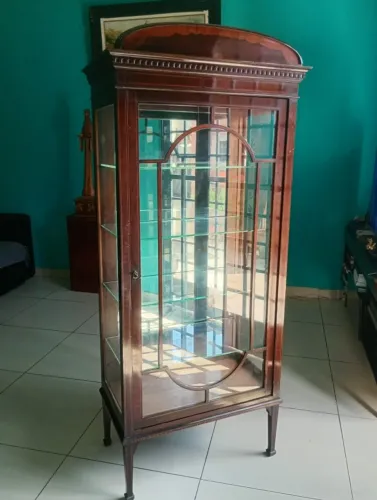 Belíssima vitrine cristaleira francesa em madeira com macheterie 