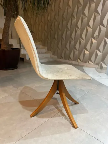 Cadeira Giratória de Design Clássico