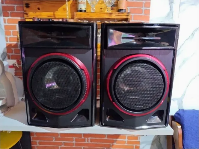caixas 8 plg 200 wts 6 ohms sony . funcionando perfeitamente.