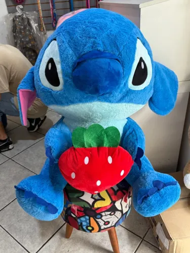 Stitch de Pelúcia com morango 90 cm