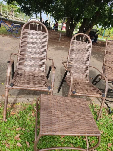 Conjunto de Cadeiras e Mesa em Fibra Sintética