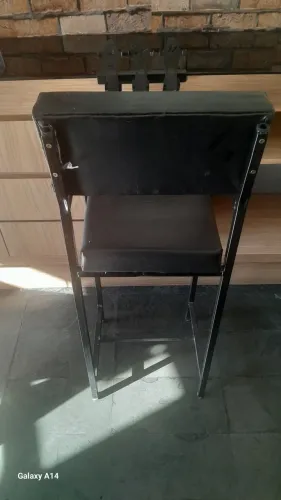 Banquinho preto com encosto