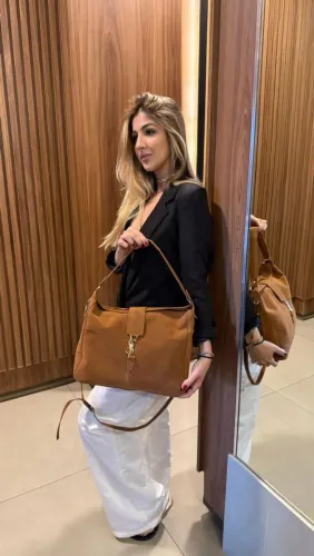 Bolsa de ombro YSL em couro camurça - Elegância e estilo!