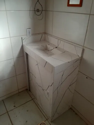 Cuba e Pia de Bancada com armários de porcelanato