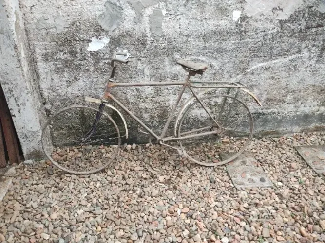 Antiga bicicleta masculina para restaurar 