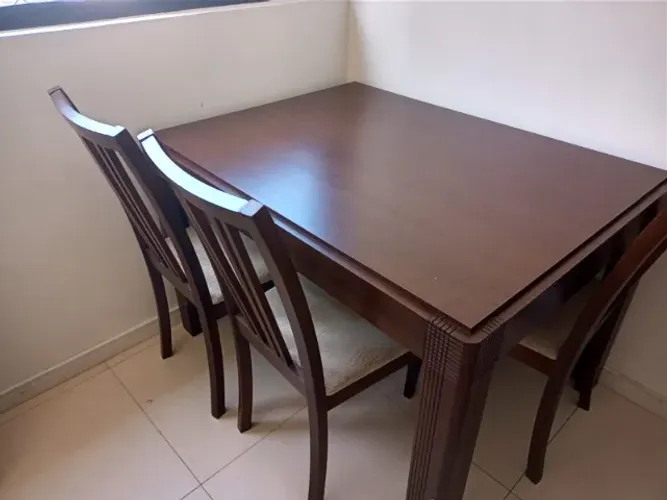 Lindo conjunto de mesa com 4 cadeias. Design lindo. Muito conservada em estado de nova.