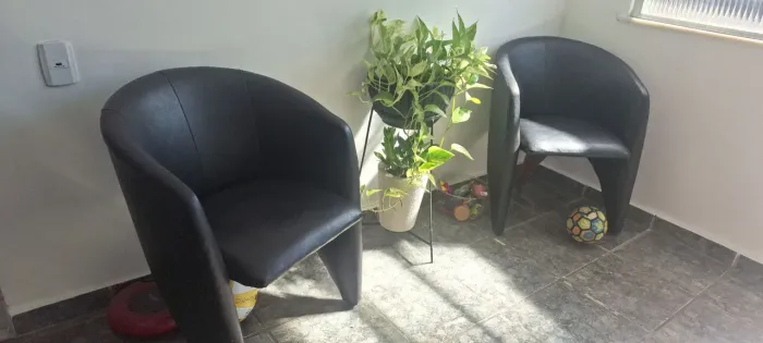 2 Poltronas em courino