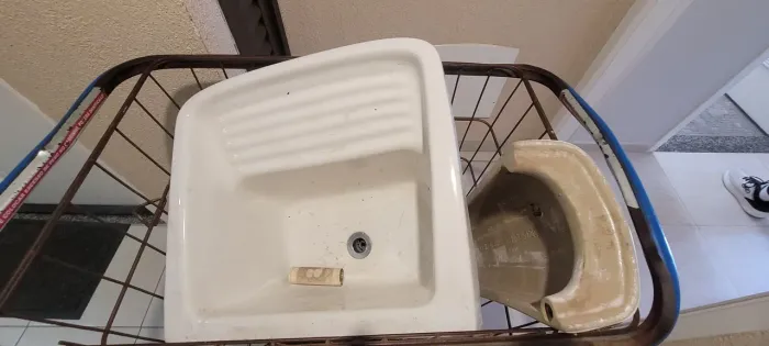 Vendo tanque com pé de louça