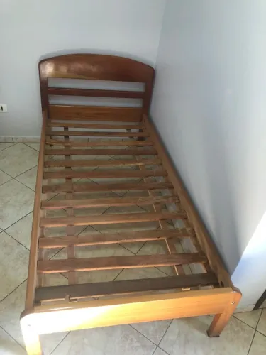 CAMA DE SOLTEIRO EM MADEIRA MACIÇA