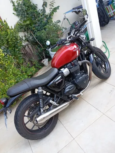 Triumph street twin 900 pouco rodada