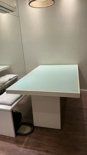 Mesa de jantar em laca branca com tampo de vidro