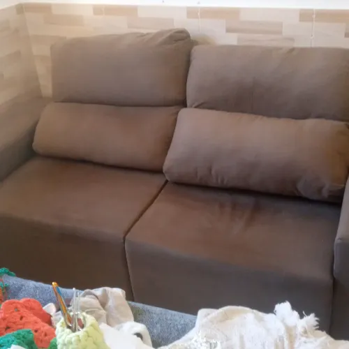 VENDO um sofá de três lugares 300 reais
