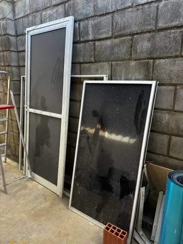 VENDO PORTA E JANELA 