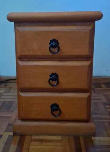 Mesinha de cabeceira com 3 gavetas