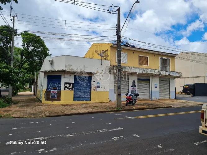 Imóvel com casa, sobrado e 2 salões comerciais na Avenida São Domingos
