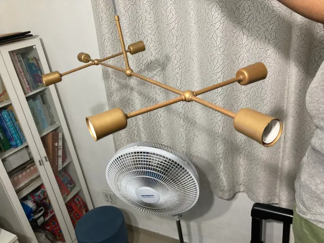 Lustre dourado moderno