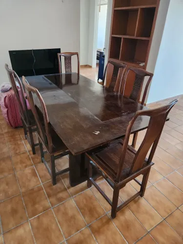 Conjunto de mesa de jantar + 6 cadeiras em madeira maciça.