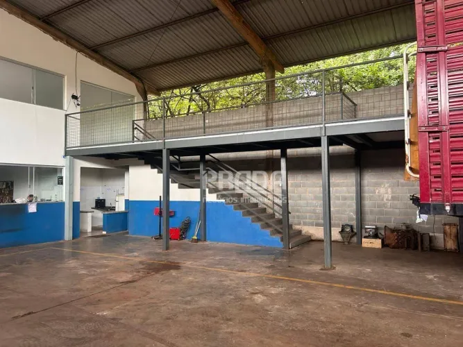 Barracão para alugar, 1500 m² - Distrito Industrial - Uberlândia/MG