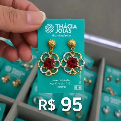Brinco flor folheado a ouro 18k e ródio branco 