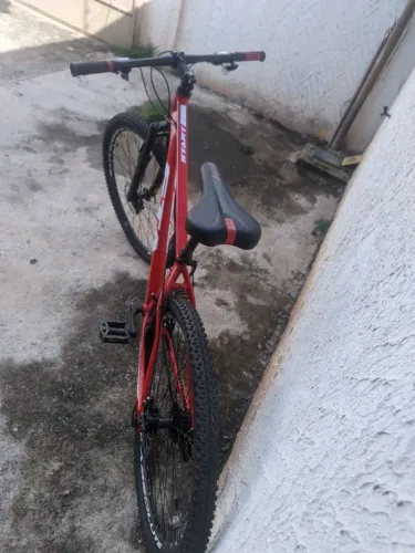 ESTOU VENDENDO ESSA BICICLETA SEMINOVA COM APENAS 5 MESES DE USO COM NOTA FISCAL
