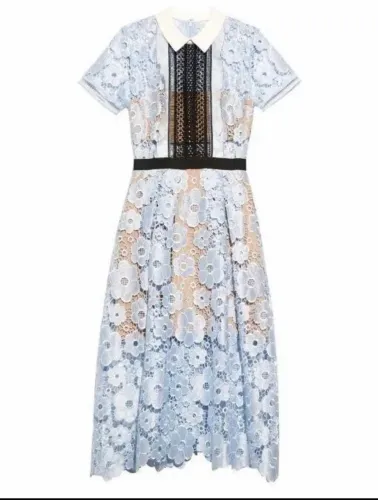 Vestido de renda azul-claro