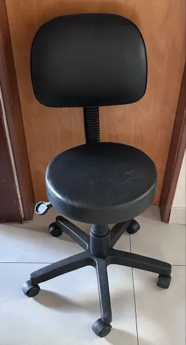 Vendo cadeira giratória preta