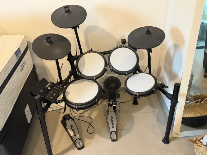 Bateria Eletrônica Alesis Nitro Max Preta