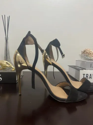 Sandália ZARA 35 LEIA A DESCRIÇÃO