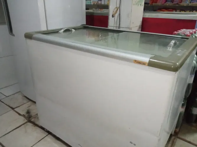 Freezer Fricon Tampa De Vidro Gelando Bem Está Em Uso