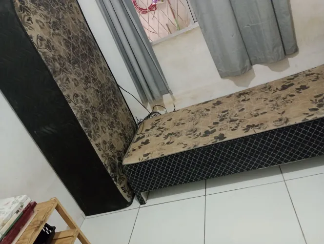 Duas camas box de solteiro:200 reais, valor negociável