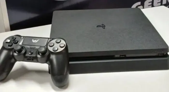 PS4 com dois controles/ cabo carregador / e dois jogos na memória
