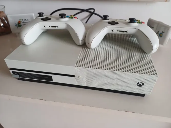 XBOX ONE S + 2 controles e cabos COM FIFA 18 até 25 e outros jogos
