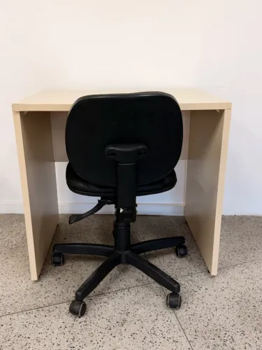 Vendo mesa e cadeira