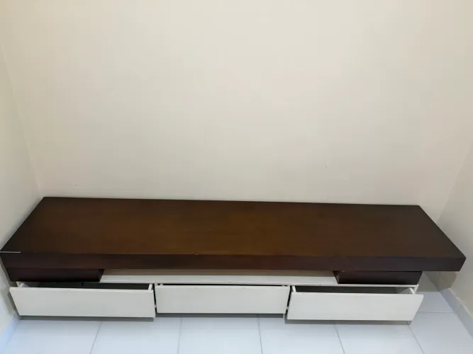 LIQUIDANDO - Rack para TV / Mesa de TV com Rodinhas de Gel - 2,40m - Estilo Moderno